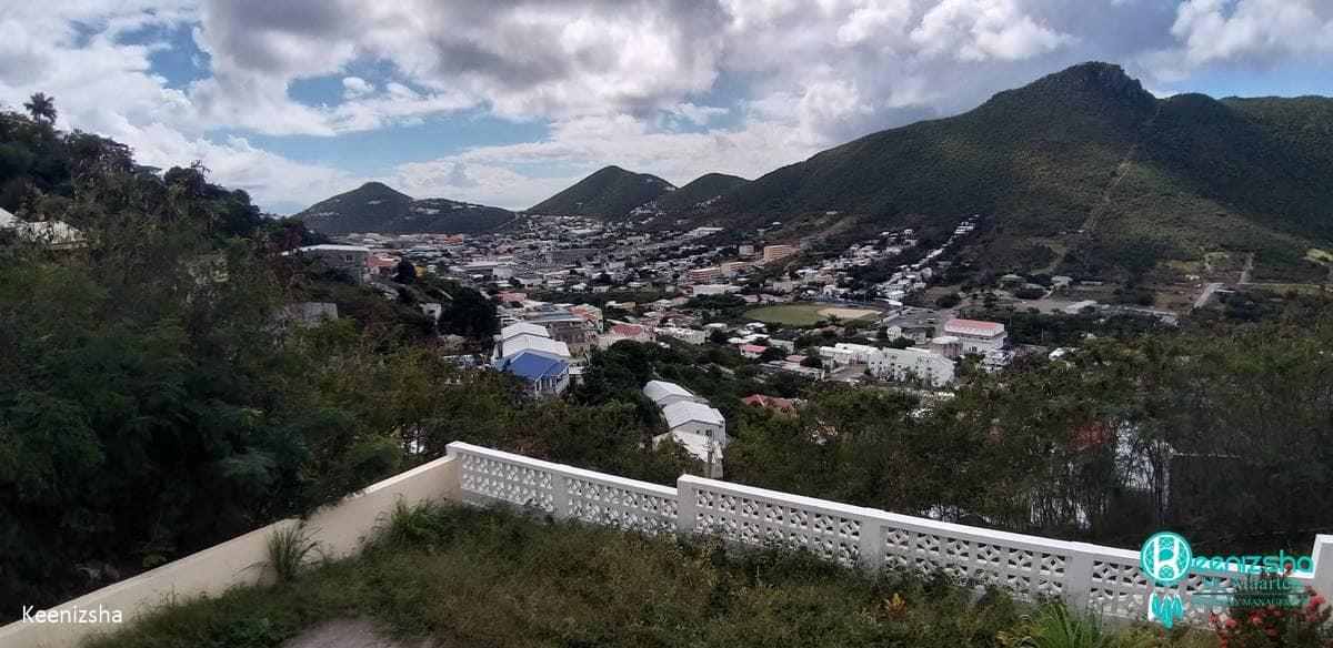 For rent 3 Bedroom, 1.5 bathroom hillside home in Saunders, St Maarten