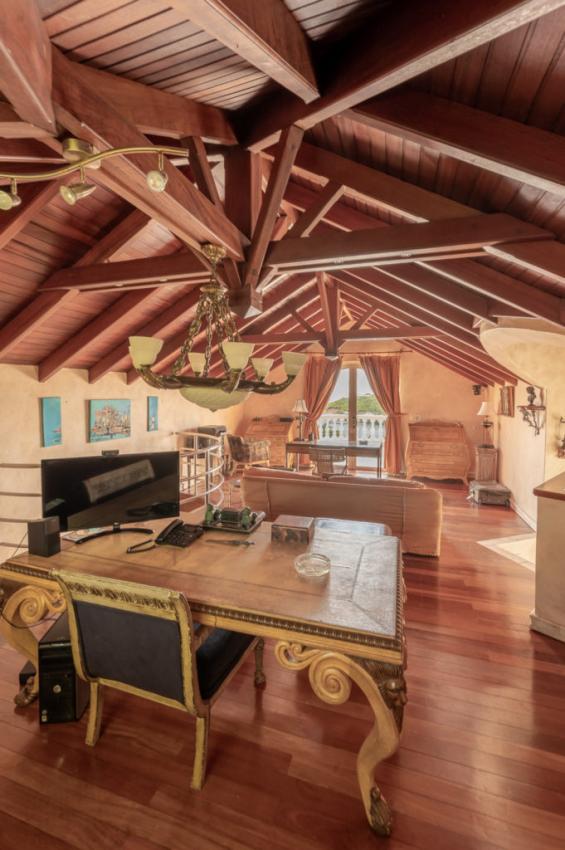 St Martin property for sale: Villa D ‘Art Terres Basses, Luxurious Real Estate 