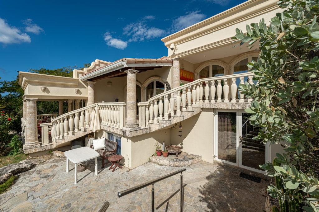 St Martin property for sale: Villa D ‘Art Terres Basses, Luxurious Real Estate 