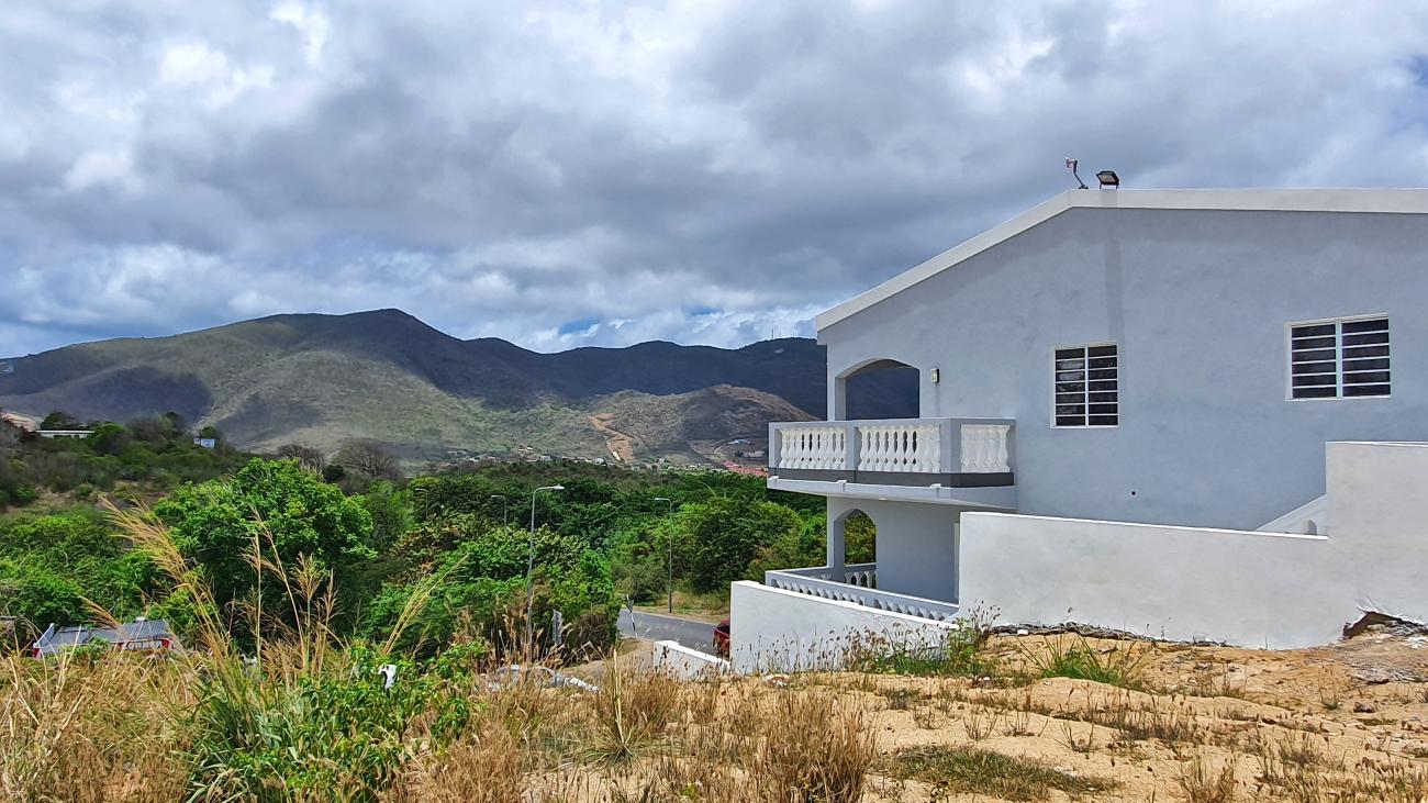 SXM apartment for rent Blue Mountain Estate very large 3 bedrooms brand NEW semi furnished
