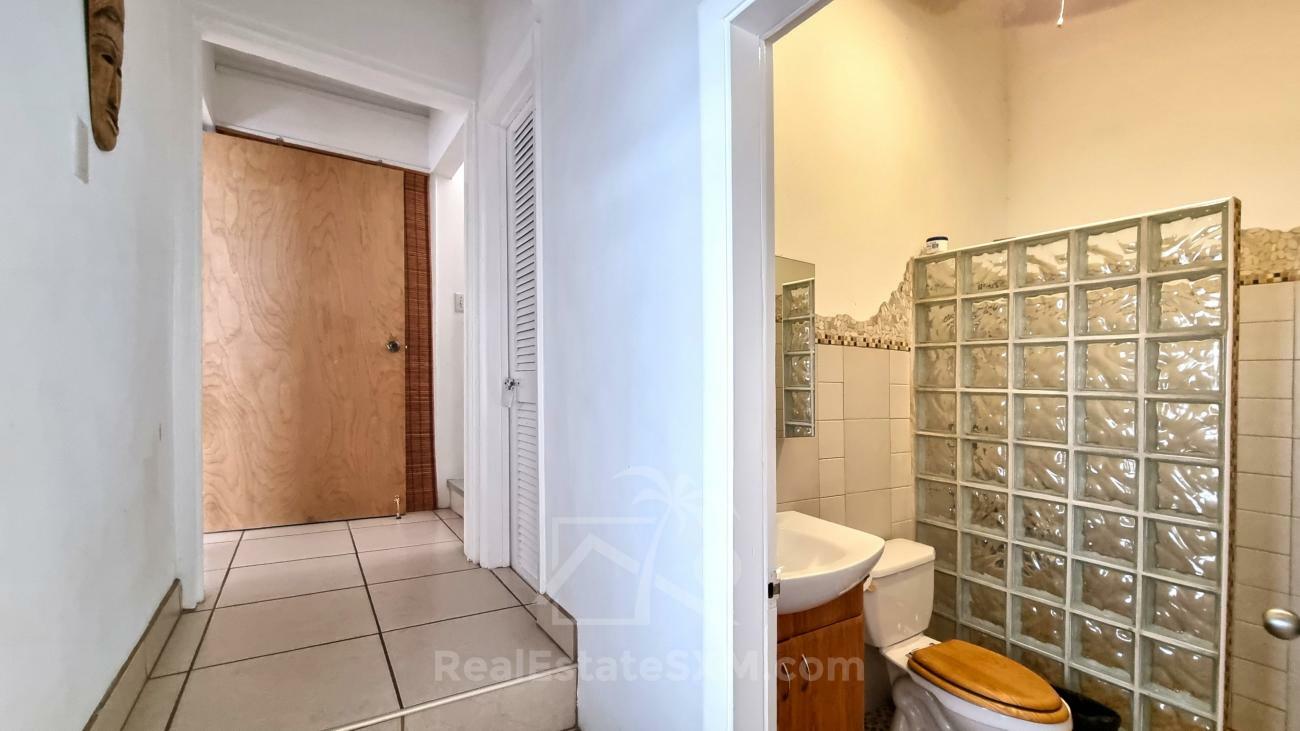 3-bedroom + Studio condo in Sint Maarten, Cupecoy, Tradewinds. Two levels, walking distance to beach