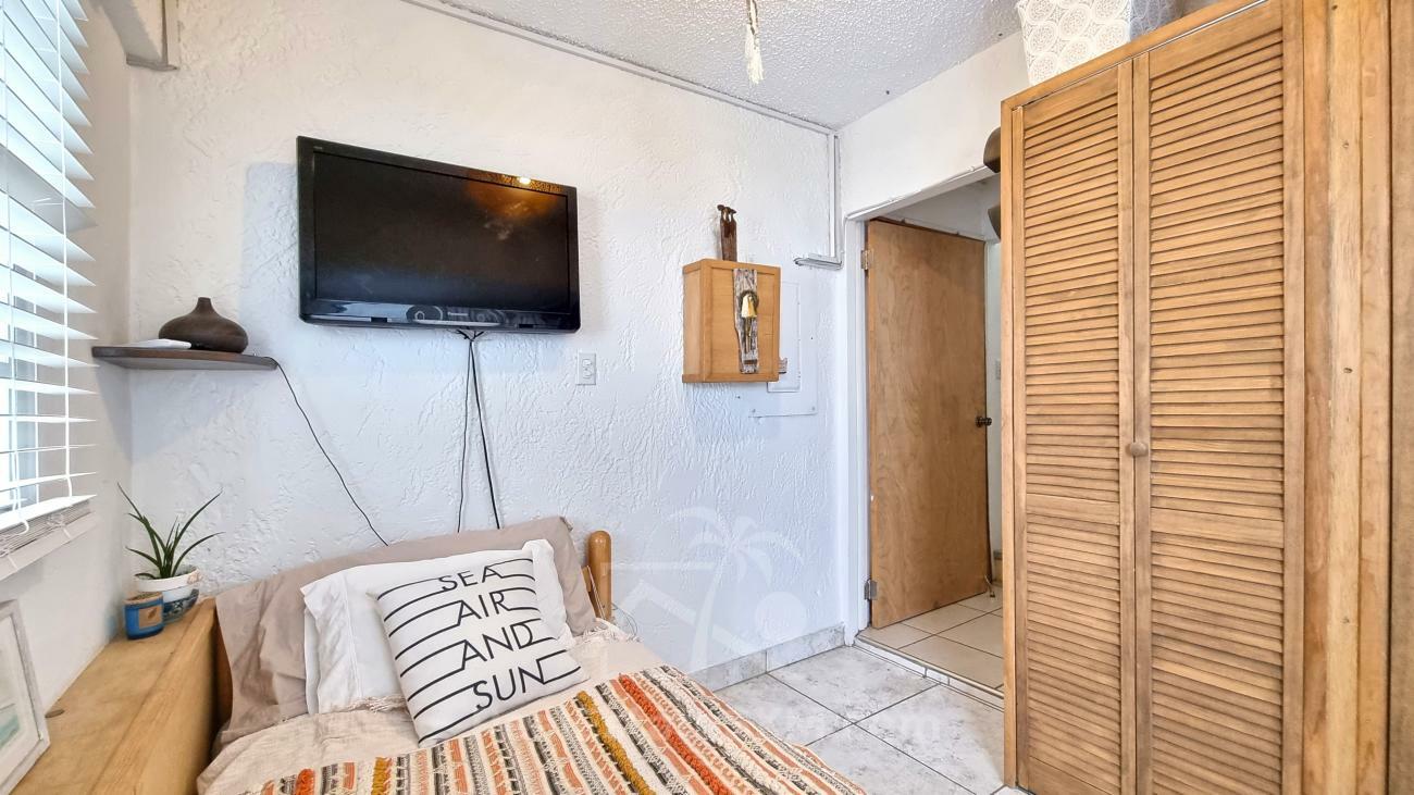 3-bedroom + Studio condo in Sint Maarten, Cupecoy, Tradewinds. Two levels, walking distance to beach