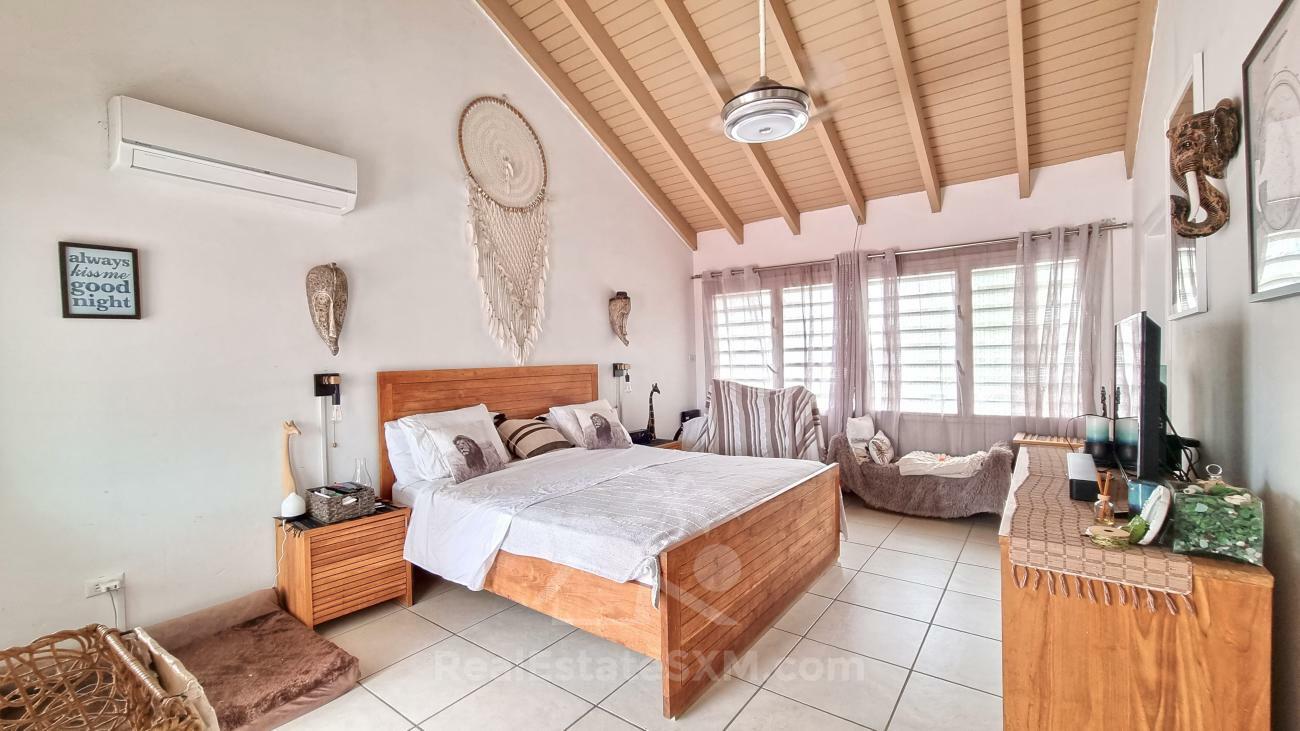 3-bedroom + Studio condo in Sint Maarten, Cupecoy, Tradewinds. Two levels, walking distance to beach