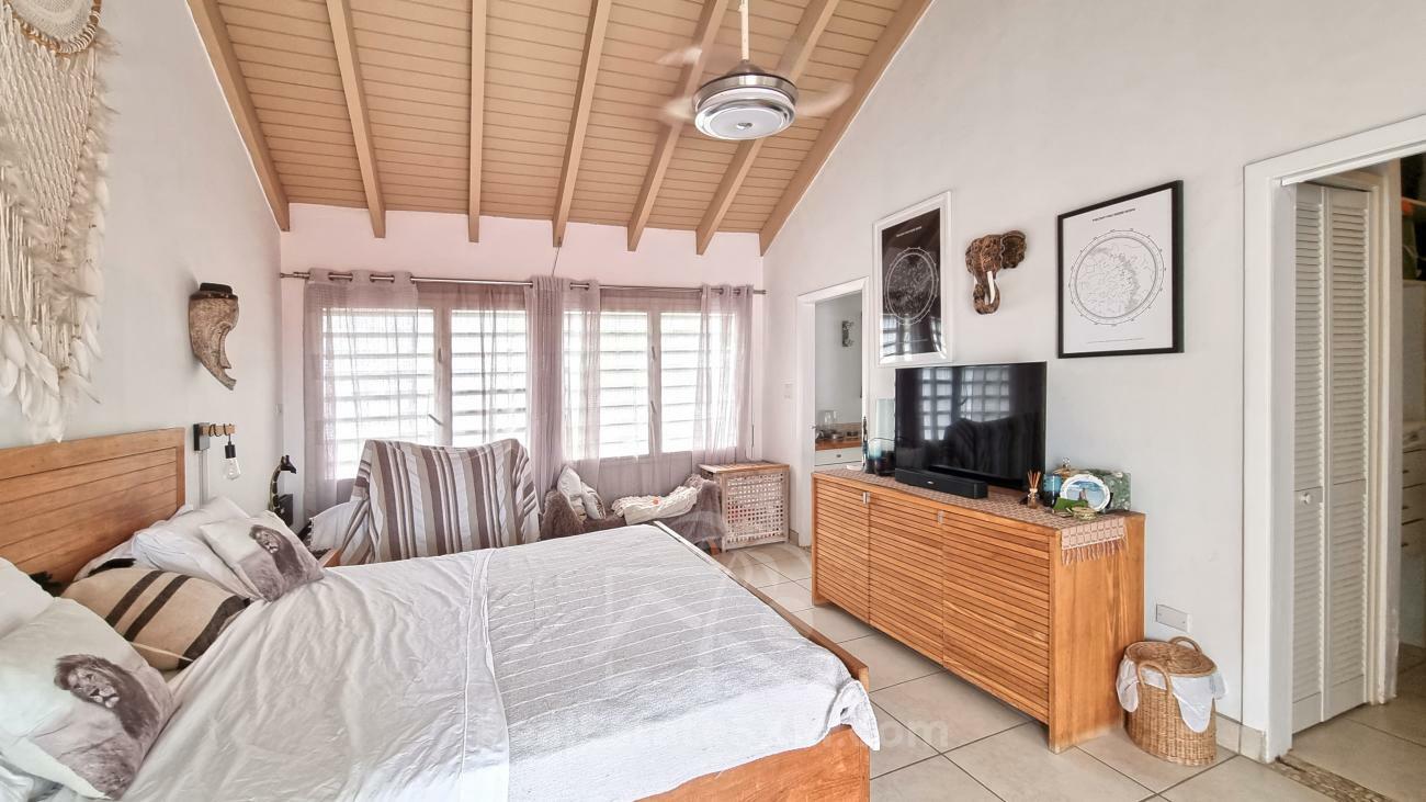 3-bedroom + Studio condo in Sint Maarten, Cupecoy, Tradewinds. Two levels, walking distance to beach