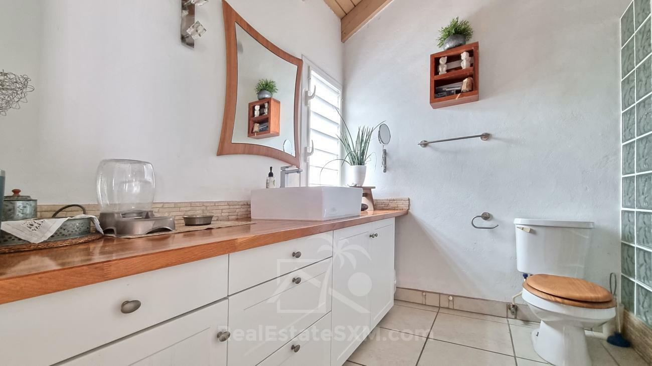 3-bedroom + Studio condo in Sint Maarten, Cupecoy, Tradewinds. Two levels, walking distance to beach