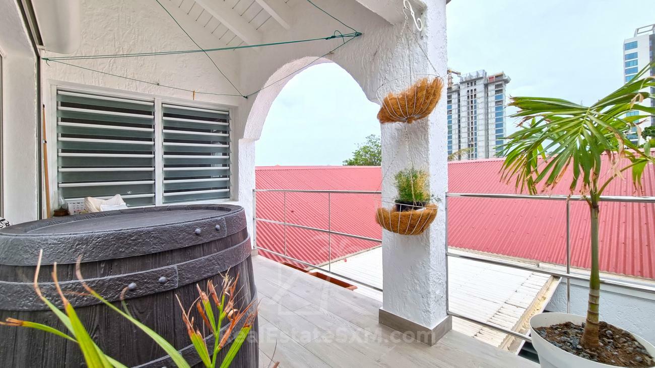 3-bedroom + Studio condo in Sint Maarten, Cupecoy, Tradewinds. Two levels, walking distance to beach