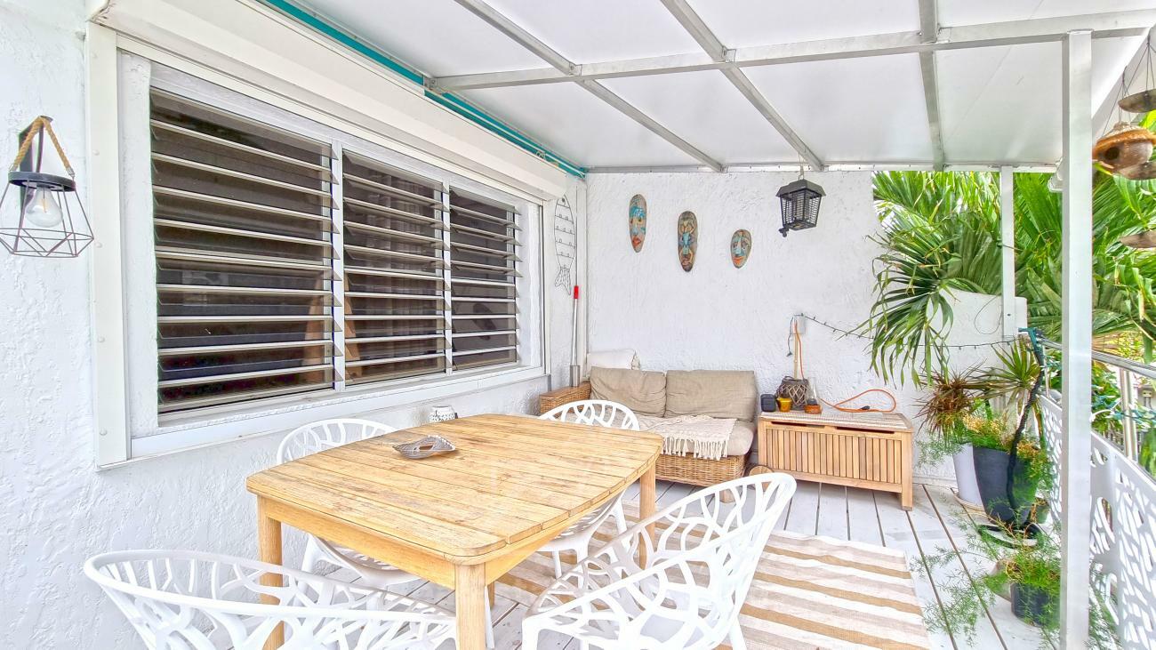 3-bedroom + Studio condo in Sint Maarten, Cupecoy, Tradewinds. Two levels, walking distance to beach