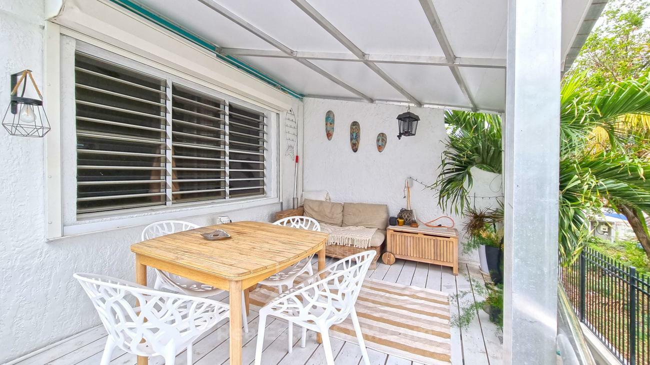 3-bedroom + Studio condo in Sint Maarten, Cupecoy, Tradewinds. Two levels, walking distance to beach