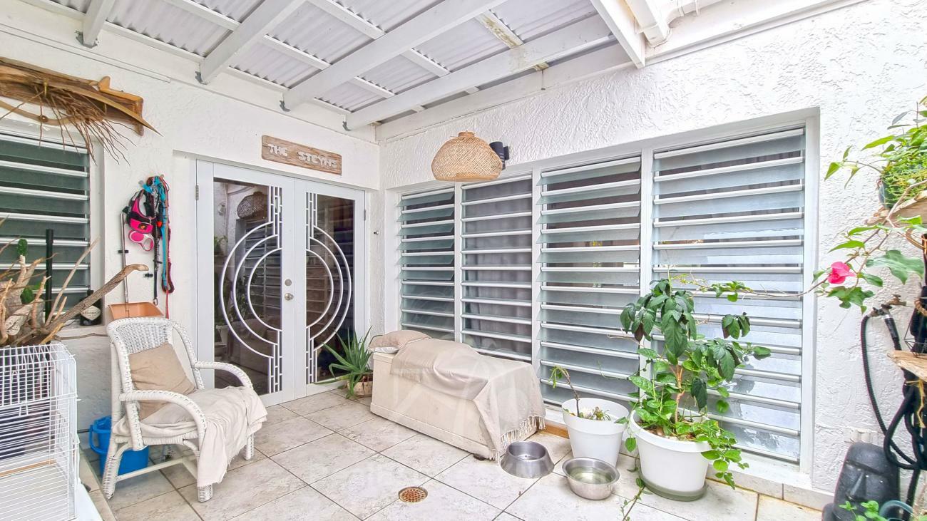 3-bedroom + Studio condo in Sint Maarten, Cupecoy, Tradewinds. Two levels, walking distance to beach