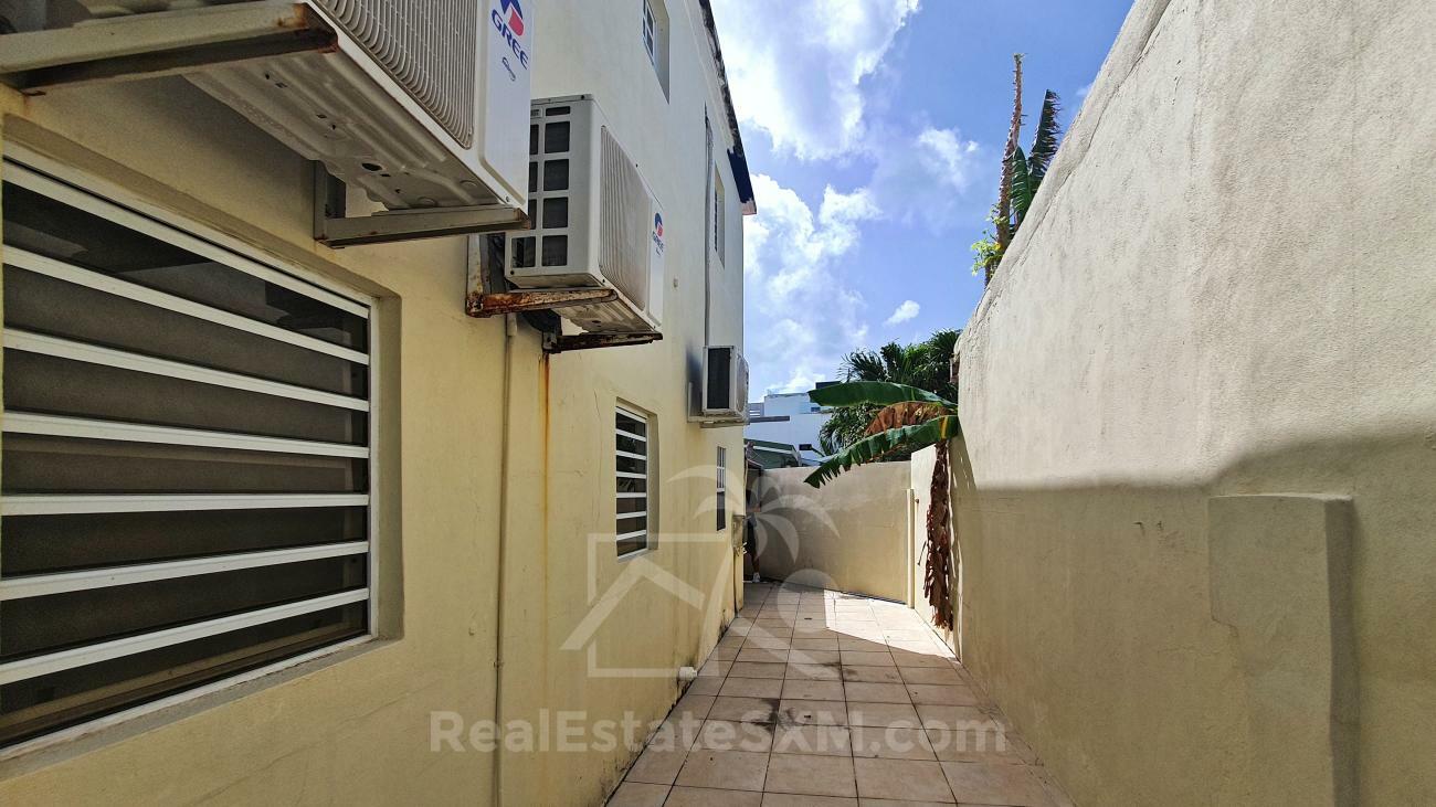 Apartment Building for sale in Sint Maarten, Beacon Hill. 5 studios and one 3-bedroom