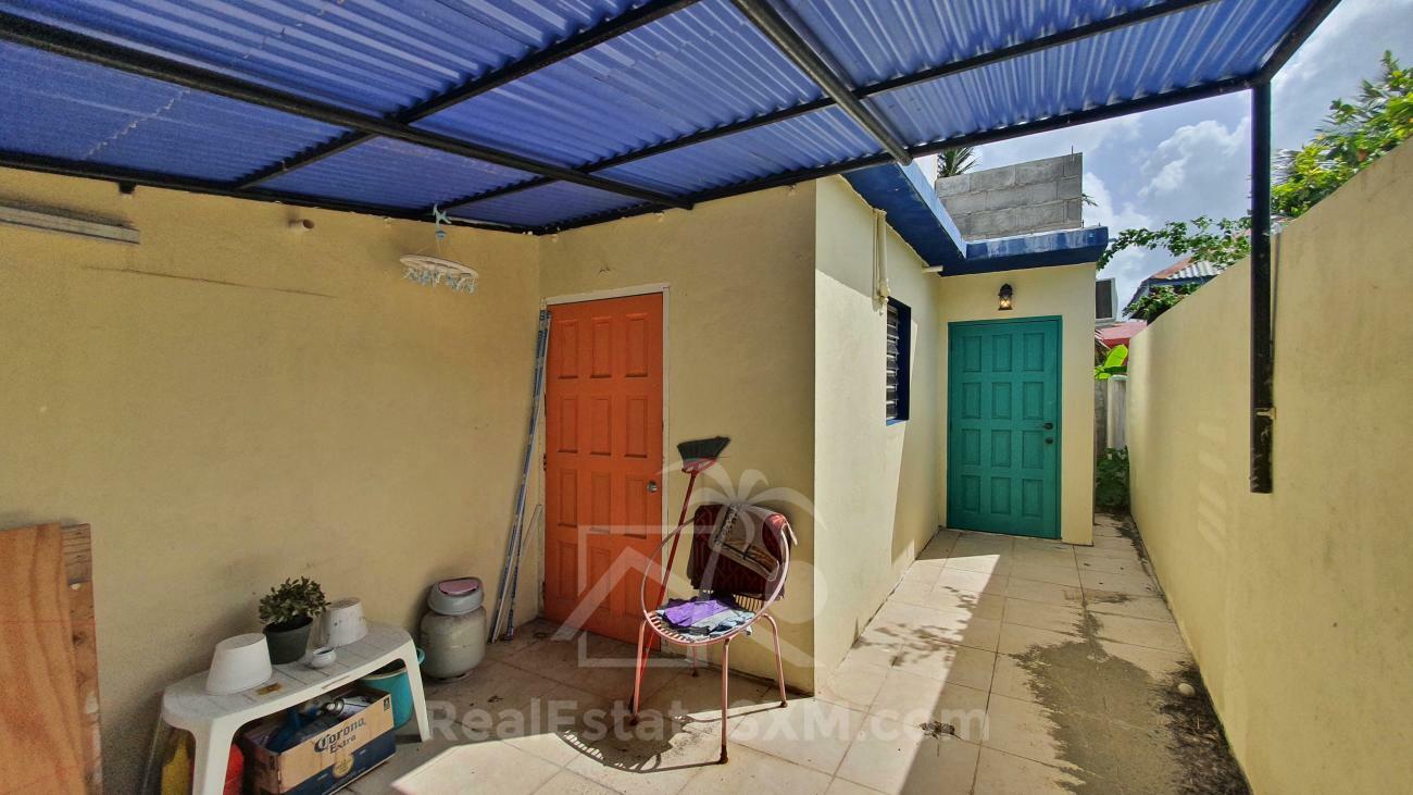 Apartment Building for sale in Sint Maarten, Beacon Hill. 5 studios and one 3-bedroom