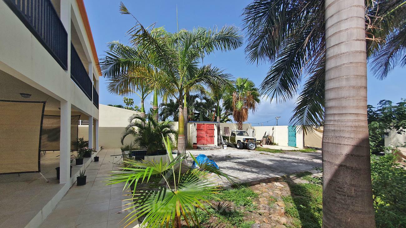 Apartment Building for sale in Sint Maarten, Beacon Hill. 5 studios and one 3-bedroom