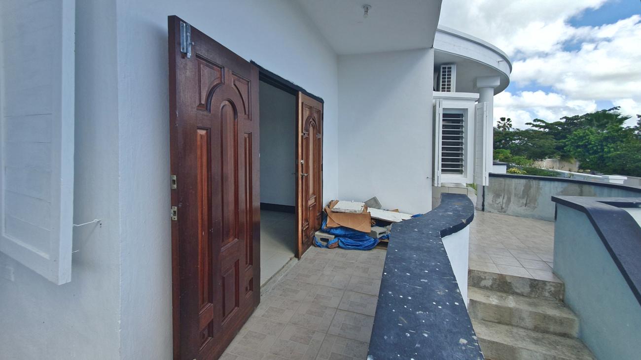 SXM apartment for rent in Beacon Hill, 2BR in house.