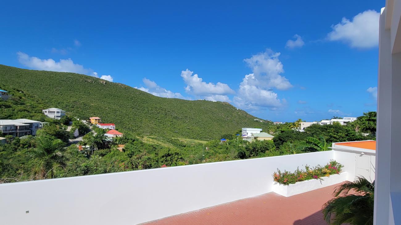 Luxury Villa for sale in St Maarten, with additional 4 apartments. St Barths and ocean views 