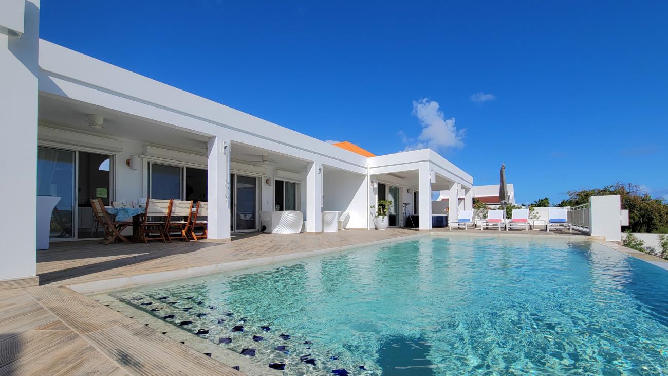 Luxury Villa for sale in St Maarten, with additional 4 apartments. St Barths and ocean views 