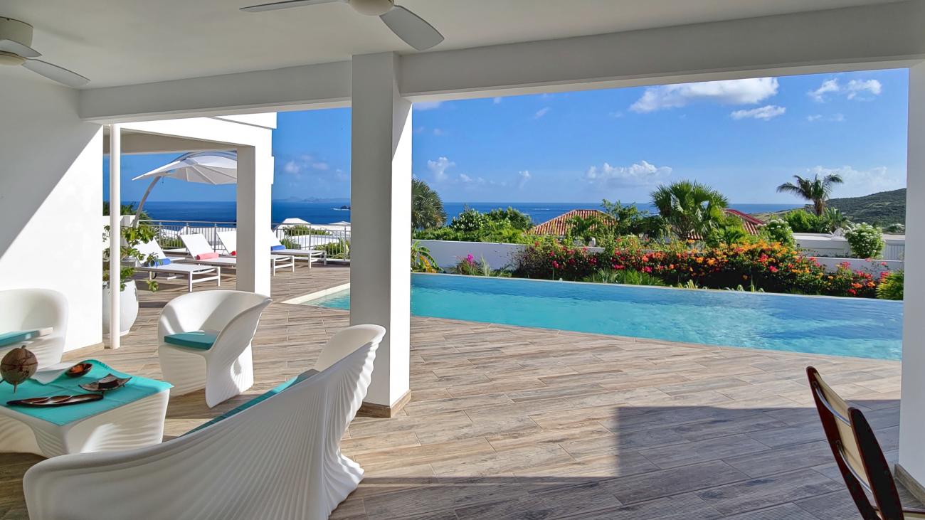 Luxury Villa for sale in St Maarten, with additional 4 apartments. St Barths and ocean views 