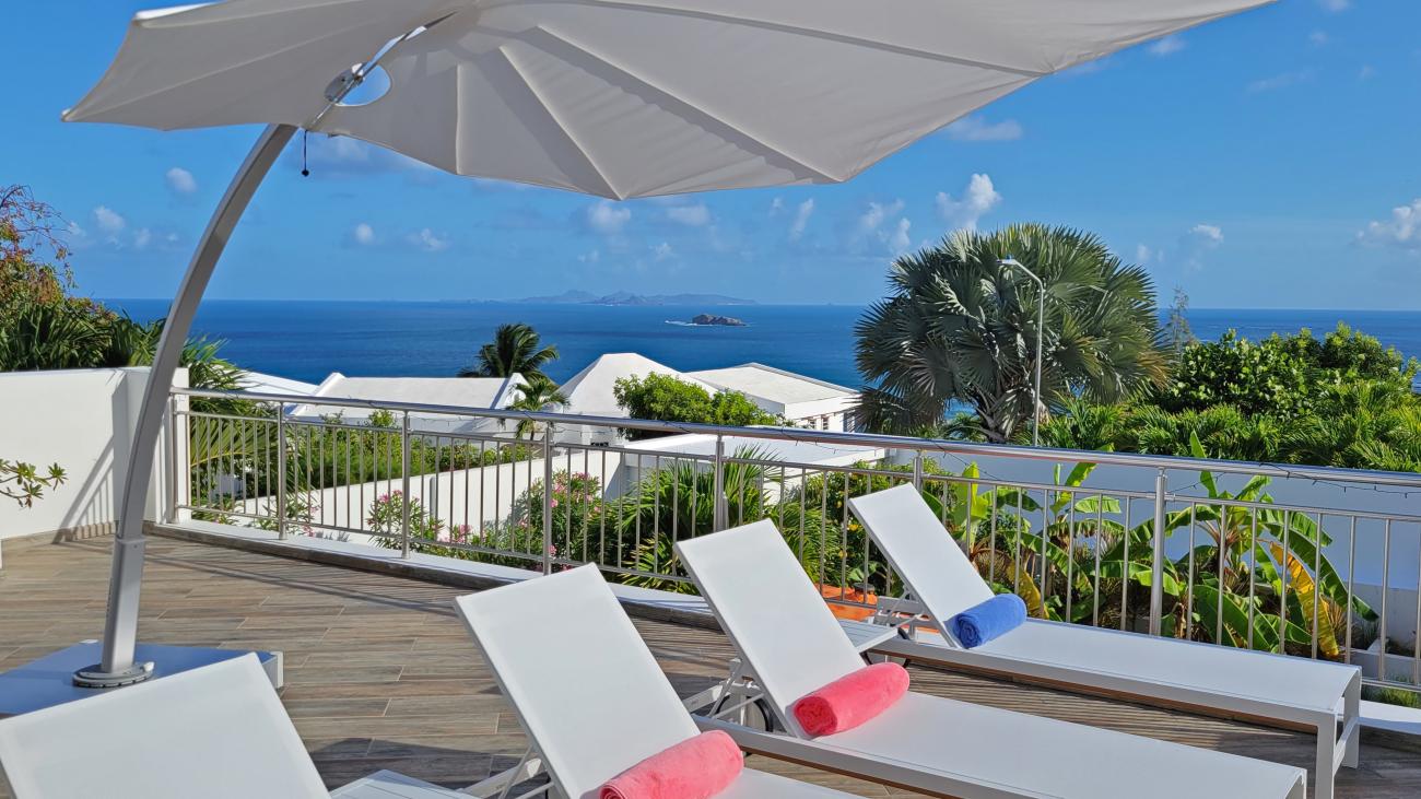 Luxury Villa for sale in St Maarten, with additional 4 apartments. St Barths and ocean views 