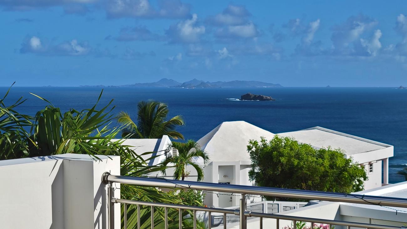 Luxury Villa for sale in St Maarten, with additional 4 apartments. St Barths and ocean views 