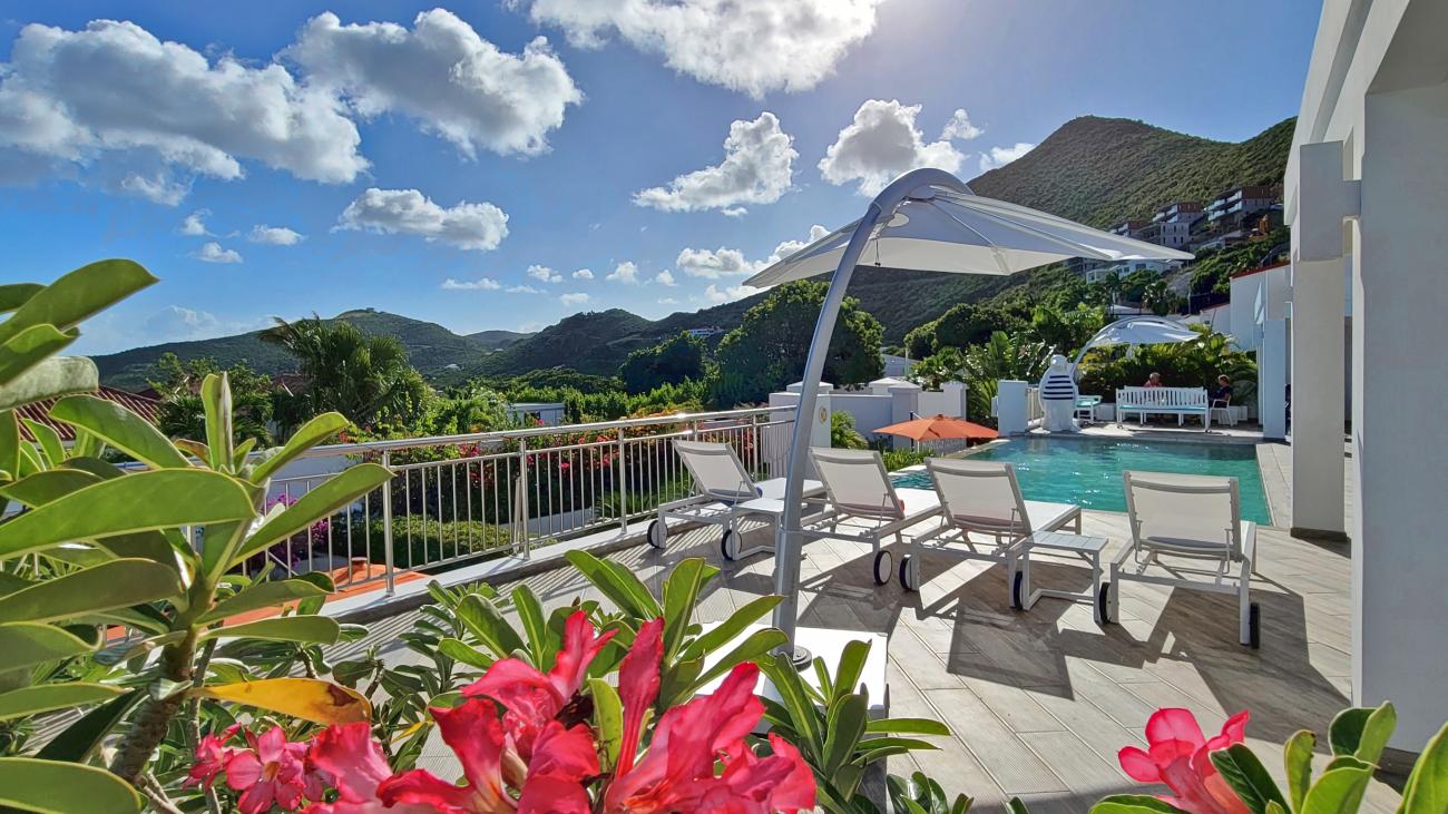 Luxury Villa for sale in St Maarten, with additional 4 apartments. St Barths and ocean views 