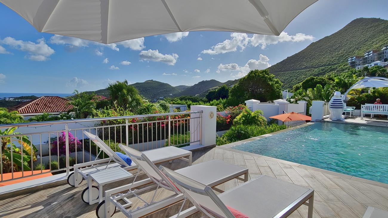 Luxury Villa for sale in St Maarten, with additional 4 apartments. St Barths and ocean views 