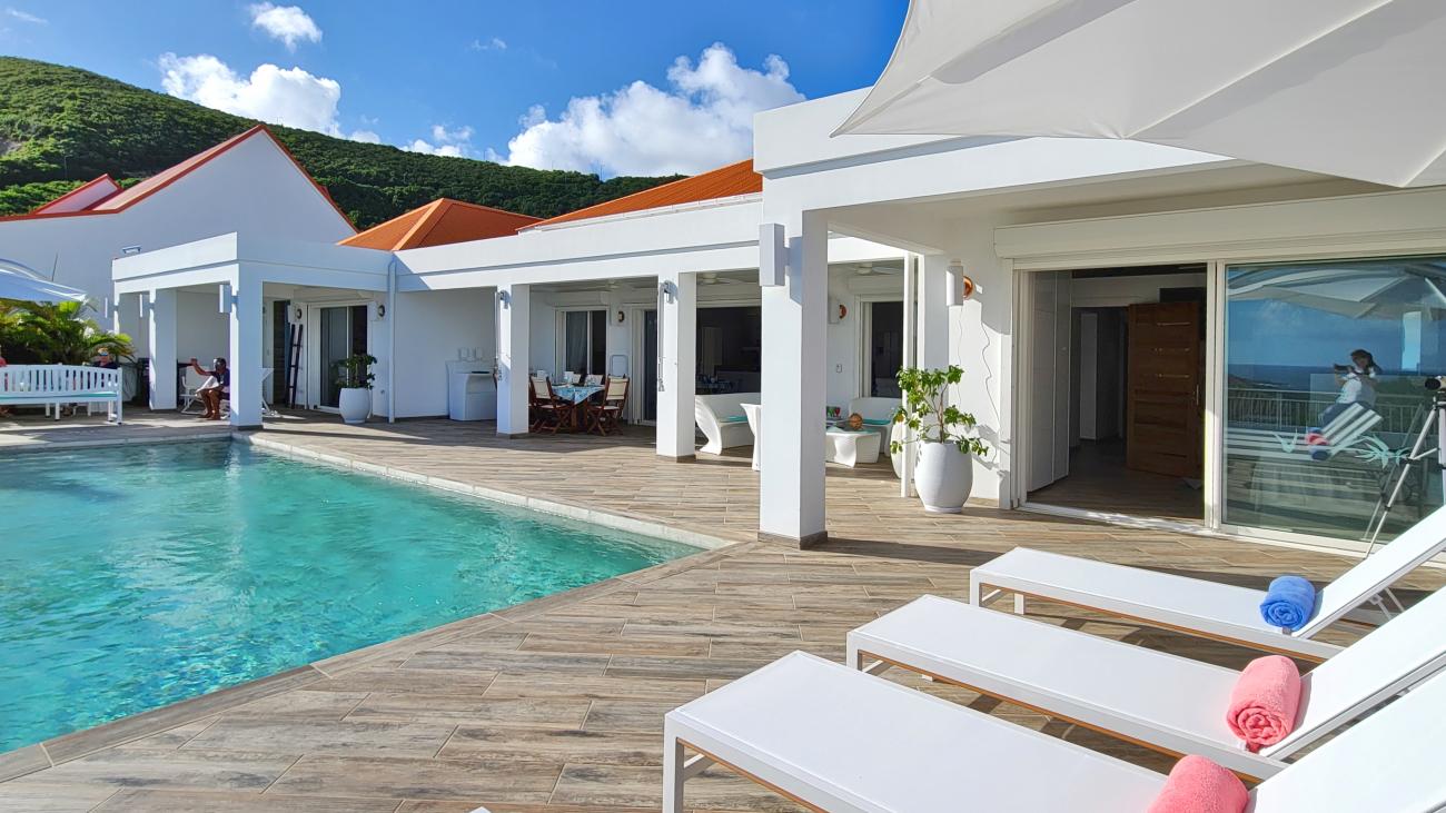Luxury Villa for sale in St Maarten, with additional 4 apartments. St Barths and ocean views 