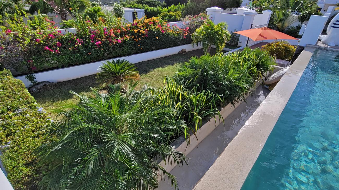 Luxury Villa for sale in St Maarten, with additional 4 apartments. St Barths and ocean views 