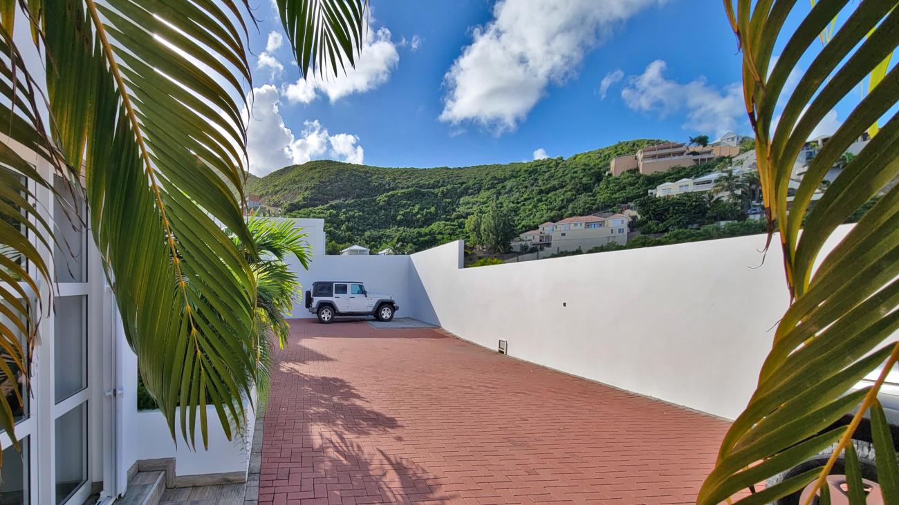 Luxury Villa for sale in St Maarten, with additional 4 apartments. St Barths and ocean views 