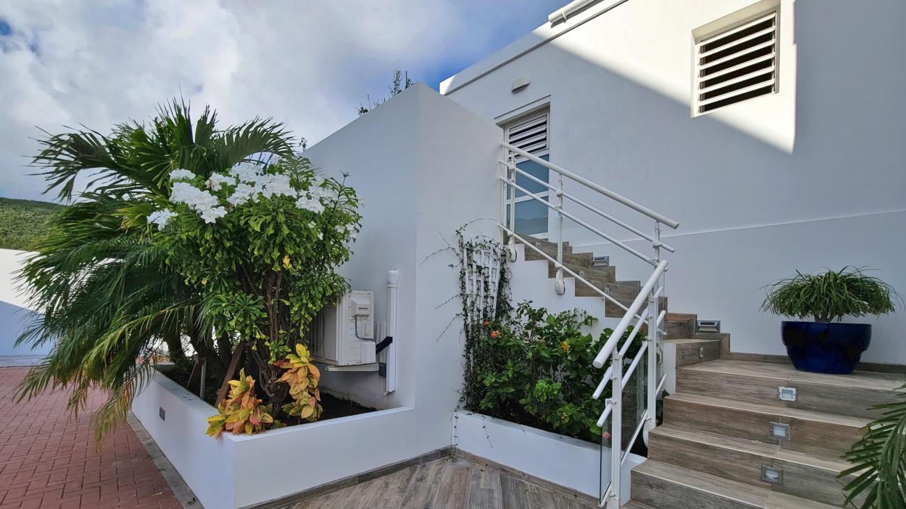 Luxury Villa for sale in St Maarten, with additional 4 apartments. St Barths and ocean views 