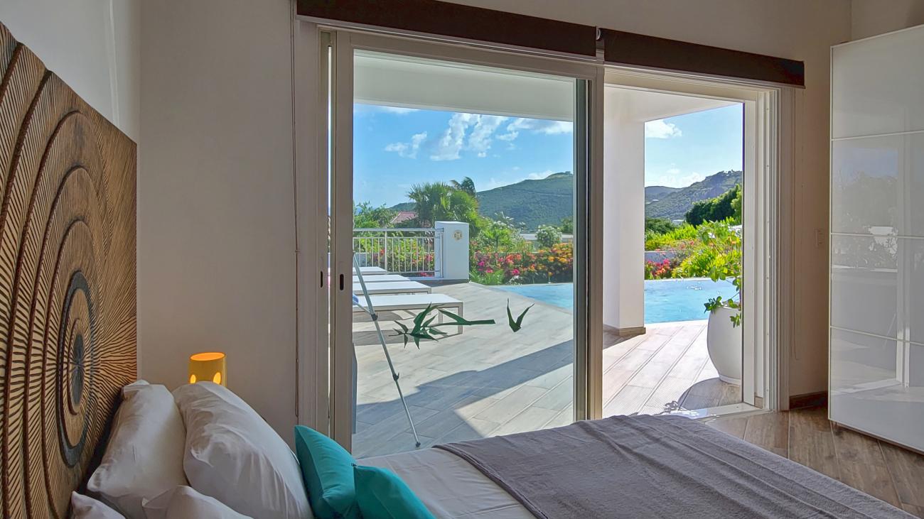 Luxury Villa for sale in St Maarten, with additional 4 apartments. St Barths and ocean views 