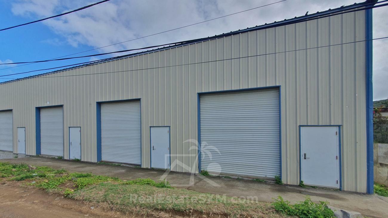 Warehouse for rent in Cole Bay, St Maarten. Tall, strong construction. Central location. 216sqm! (3)