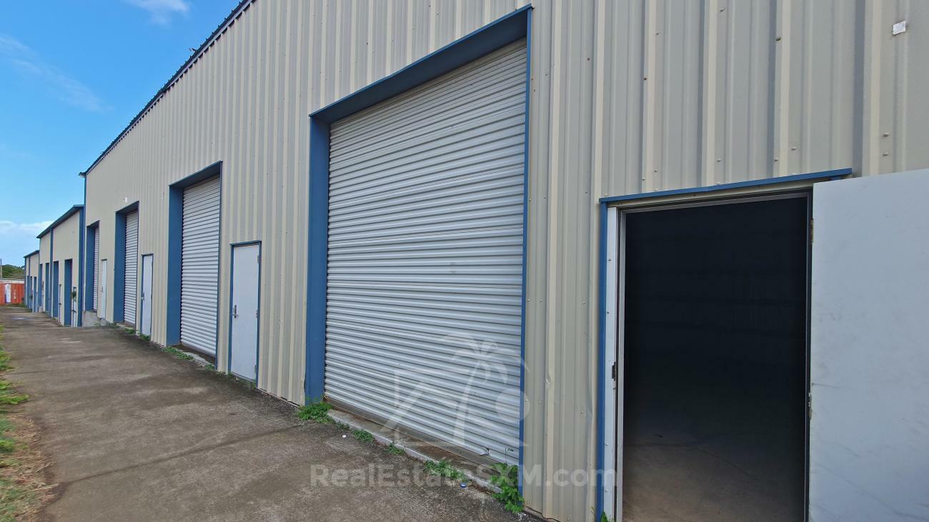 Warehouse for rent in Cole Bay, St Maarten. Tall, strong construction. Central location. 216sqm! (3)