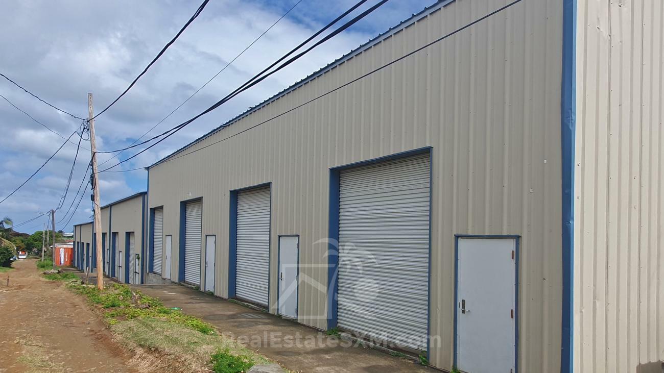 Warehouse for rent in Cole Bay, St Maarten. Tall, strong construction. Central location. 216sqm! (3)