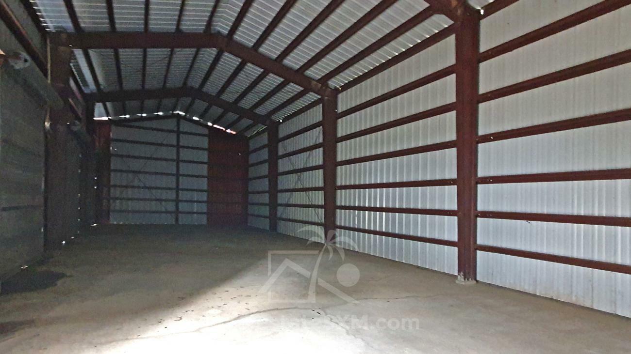 Warehouse for rent in Cole Bay, St Maarten. Tall, strong construction. Central location. 216sqm! (3)