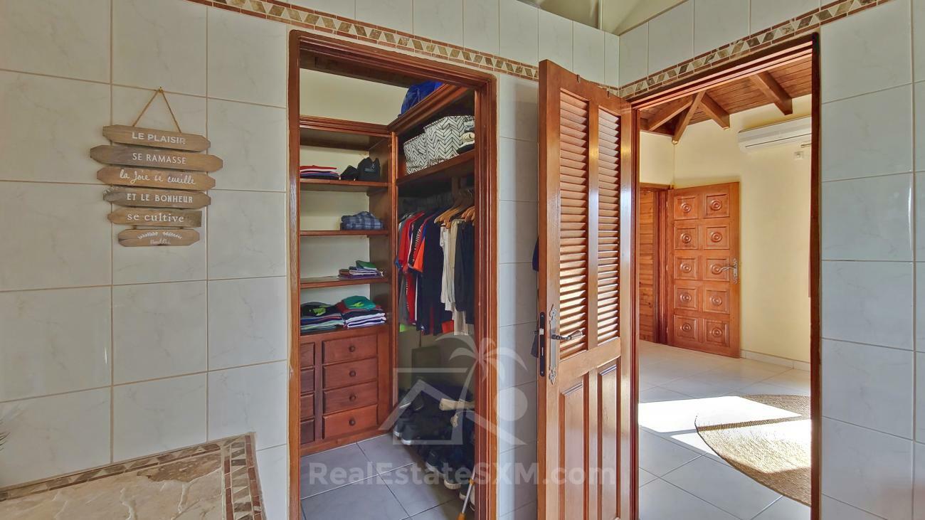 Stunning villa for sale in St Maarten, Belair. Caribbean sunsets. Ocean view. Gem and OPPORTUNITY!!!