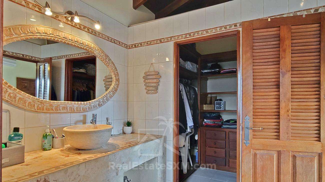 Stunning villa for sale in St Maarten, Belair. Caribbean sunsets. Ocean view. Gem and OPPORTUNITY!!!