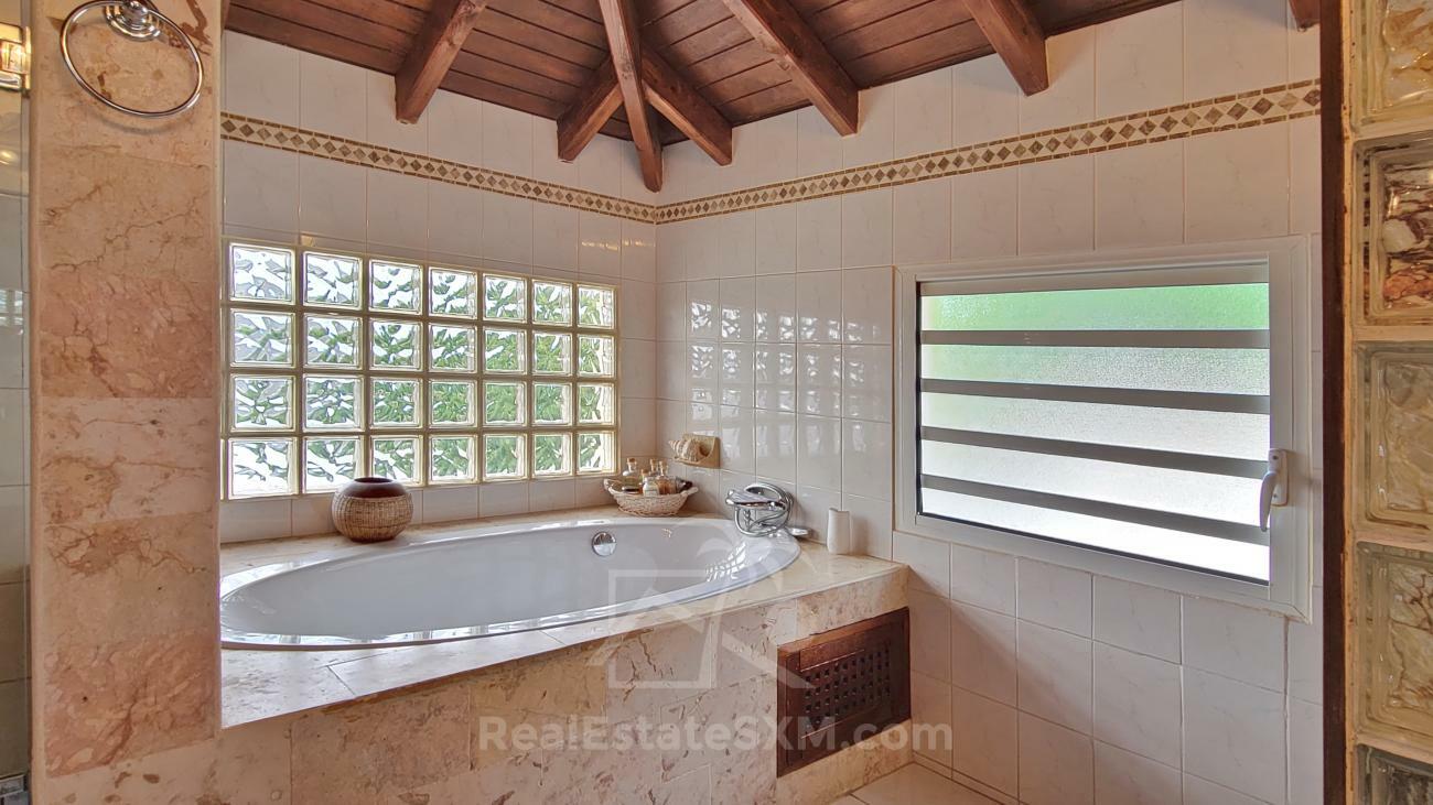 Stunning villa for sale in St Maarten, Belair. Caribbean sunsets. Ocean view. Gem and OPPORTUNITY!!!