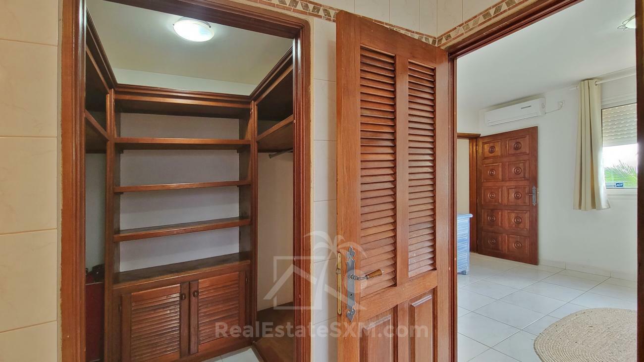 Stunning villa for sale in St Maarten, Belair. Caribbean sunsets. Ocean view. Gem and OPPORTUNITY!!!