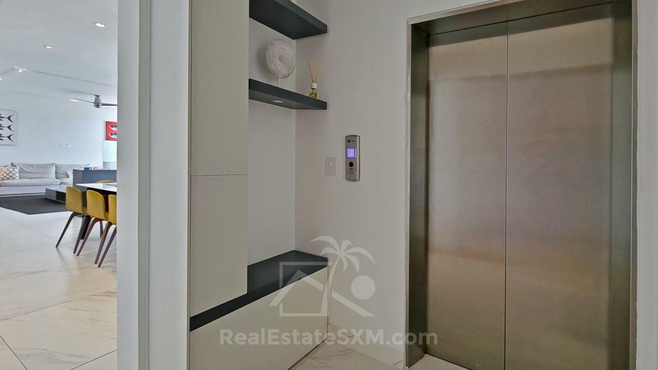 Luxury 3 bedrooms condo for sale in St Maarten Las Brisas. Waterfront. Swimming pool. Gym. Boat slip