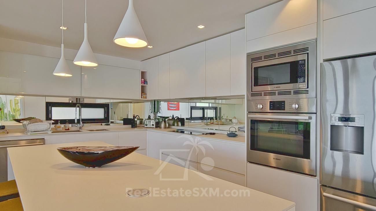 Luxury 3 bedrooms condo for sale in St Maarten Las Brisas. Waterfront. Swimming pool. Gym. Boat slip