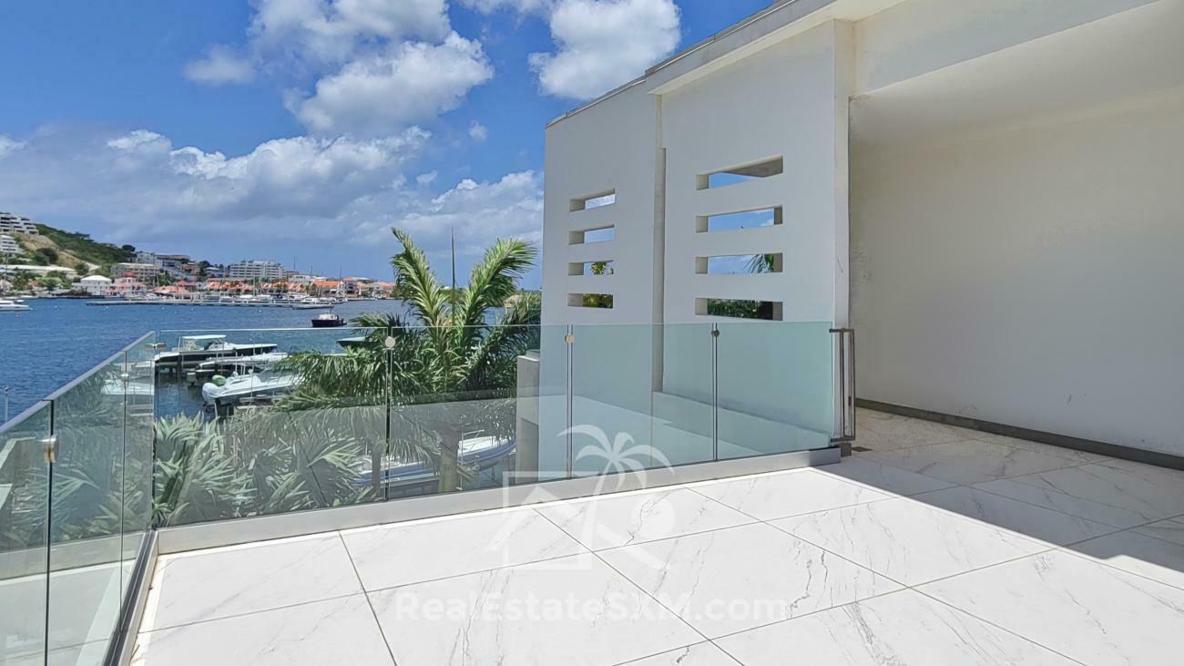 Luxury 3 bedrooms condo for sale in St Maarten Las Brisas. Waterfront. Swimming pool. Gym. Boat slip