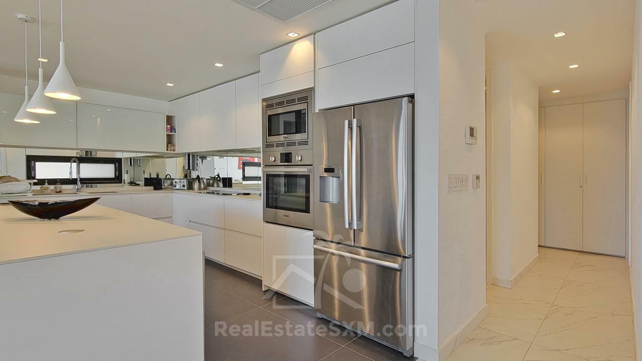 Luxury 3 bedrooms condo for sale in St Maarten Las Brisas. Waterfront. Swimming pool. Gym. Boat slip