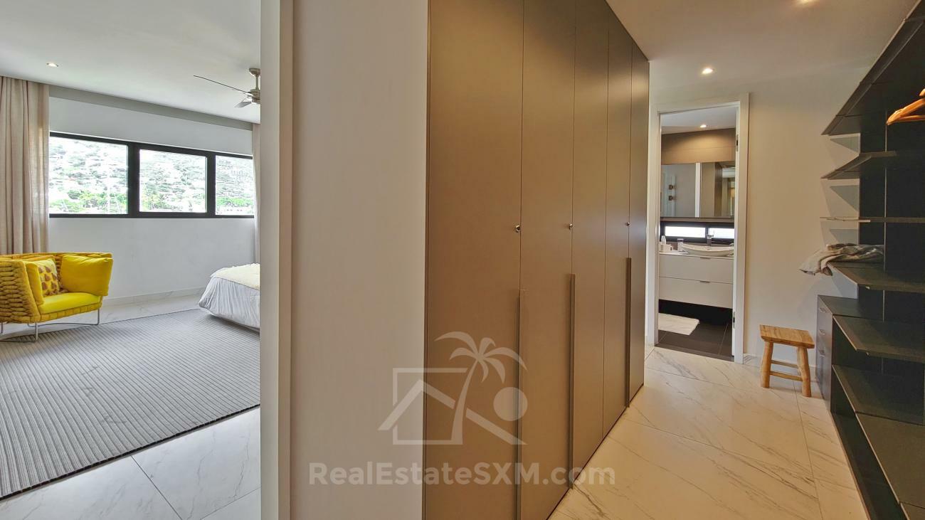 Luxury 3 bedrooms condo for sale in St Maarten Las Brisas. Waterfront. Swimming pool. Gym. Boat slip
