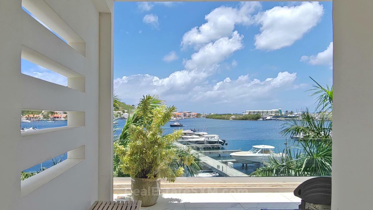 Luxury 3 bedrooms condo for sale in St Maarten Las Brisas. Waterfront. Swimming pool. Gym. Boat slip