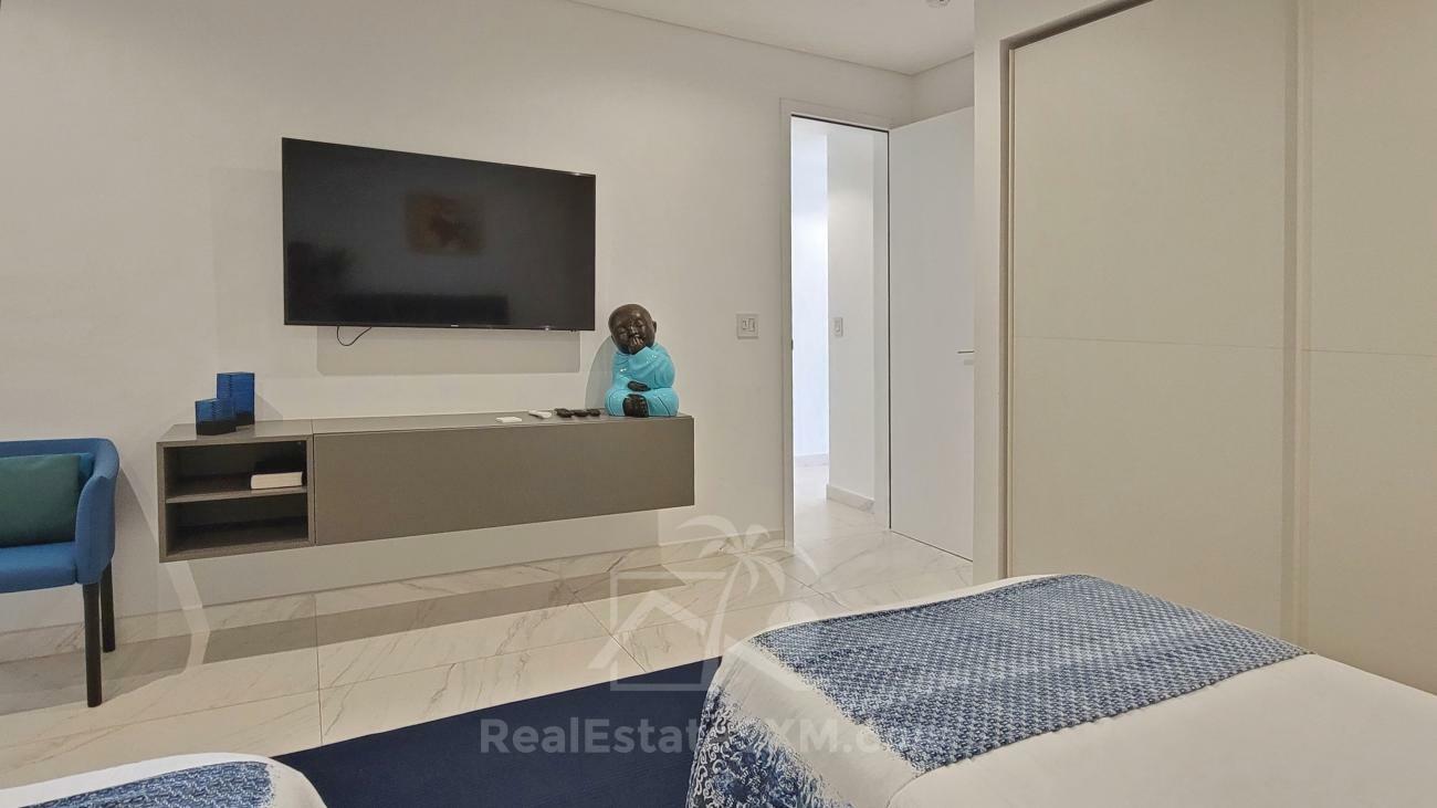 Luxury 3 bedrooms condo for sale in St Maarten Las Brisas. Waterfront. Swimming pool. Gym. Boat slip