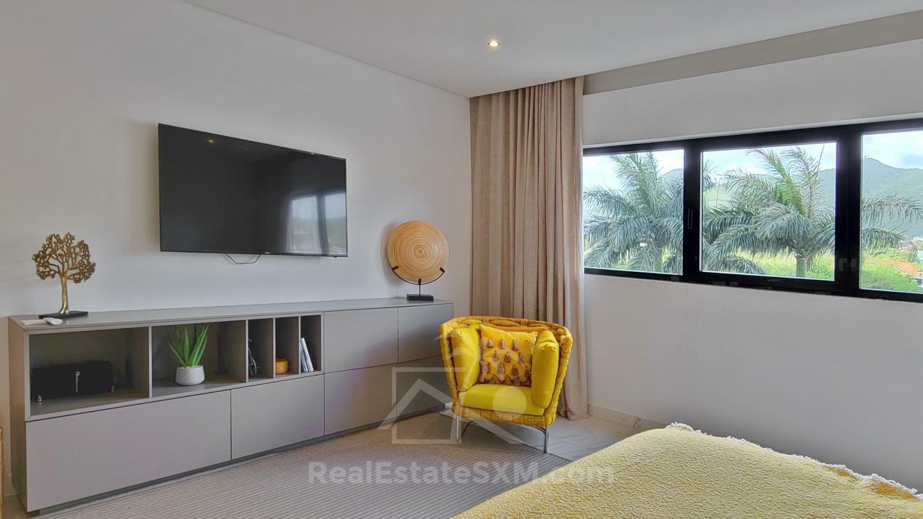 Luxury 3 bedrooms condo for sale in St Maarten Las Brisas. Waterfront. Swimming pool. Gym. Boat slip