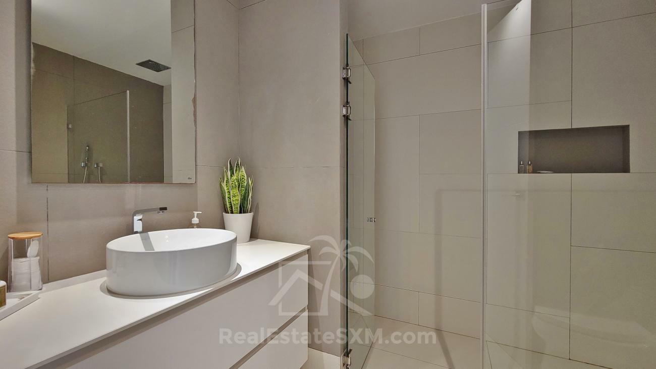 Luxury 3 bedrooms condo for sale in St Maarten Las Brisas. Waterfront. Swimming pool. Gym. Boat slip