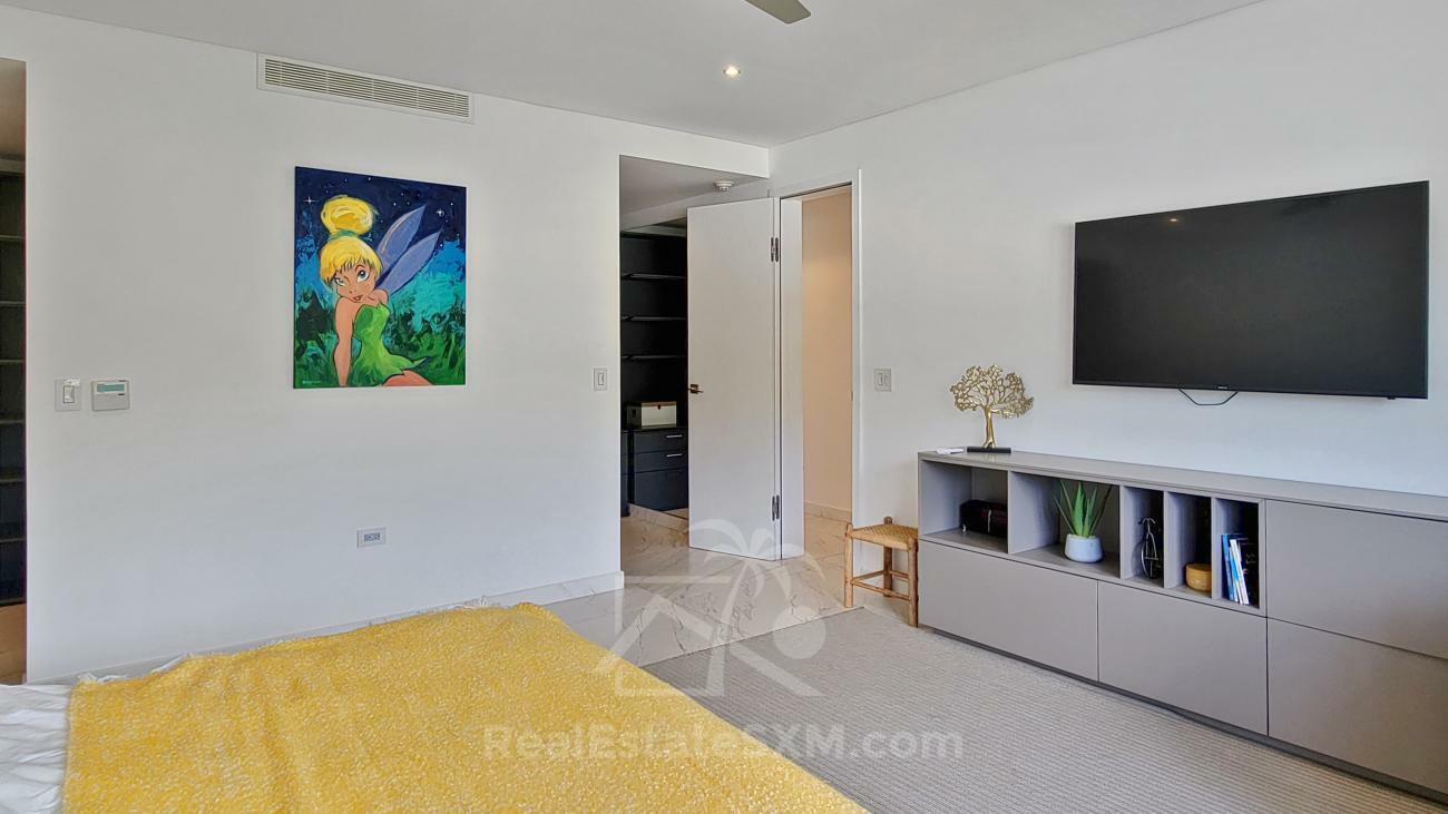 Luxury 3 bedrooms condo for sale in St Maarten Las Brisas. Waterfront. Swimming pool. Gym. Boat slip
