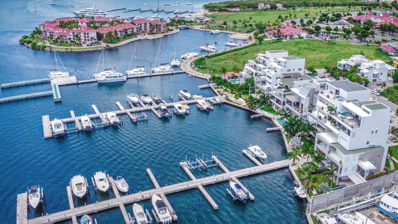 Luxury 3 bedrooms condo for sale in St Maarten Las Brisas. Waterfront. Swimming pool. Gym. Boat slip