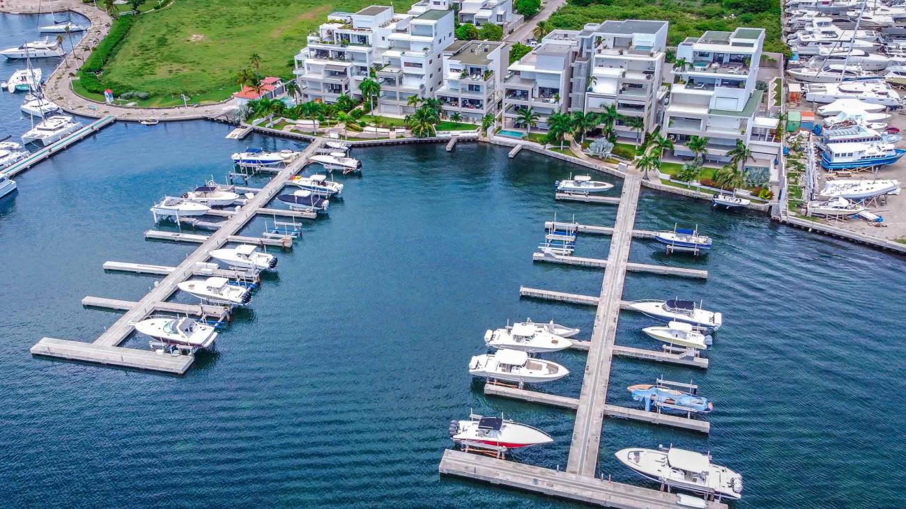Luxury 3 bedrooms condo for sale in St Maarten Las Brisas. Waterfront. Swimming pool. Gym. Boat slip