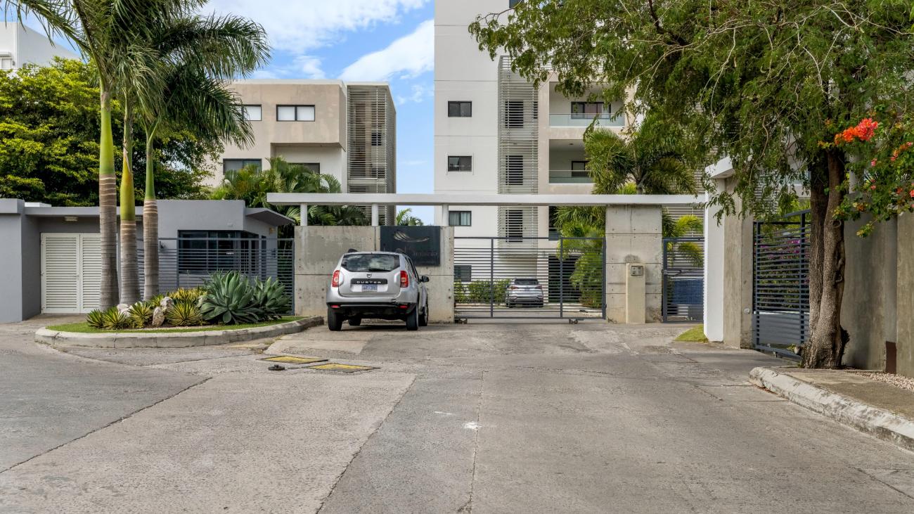 Luxury 3 bedrooms condo for sale in St Maarten Las Brisas. Waterfront. Swimming pool. Gym. Boat slip